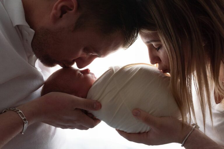 Photographe naissance bébé maman parents lyon